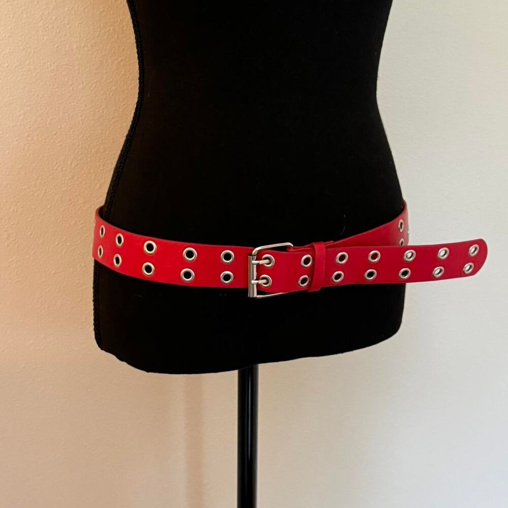 Red grommet belt